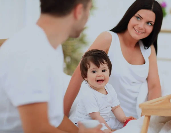 Familia sonriente desayunando —  Fotos de Stock