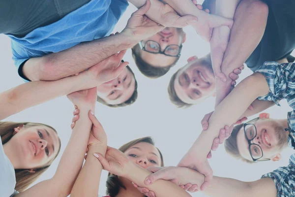 Groupe d'adolescents souriants avec les mains les uns sur les autres — Photo