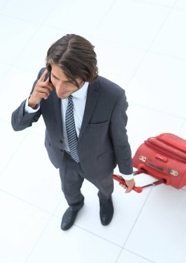 işadamı ile telefonda konuşurken seyahat bavul.