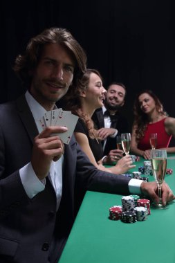 Bir grup fesat poker oyuncusu.