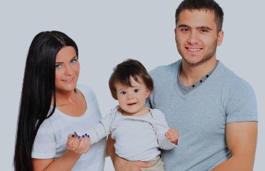 Genç aile beyaz izole