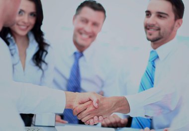 İş adamları toplantıda el sıkışıyor.