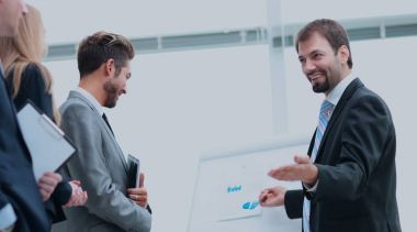 İş ve ofis kavramı - gülümseyen iş çalışma