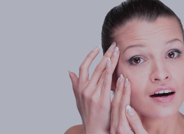 Genç kadın ISO yüzü ve görünebilir, kırışıklıkları incelenmesi