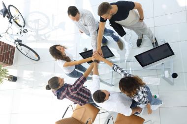 birlikte sıktı elleri ile yaratıcı ekibi.