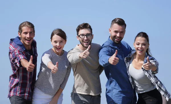 Lächelnde Gruppe junger Leute zeigt Daumen hoch. — Stockfoto