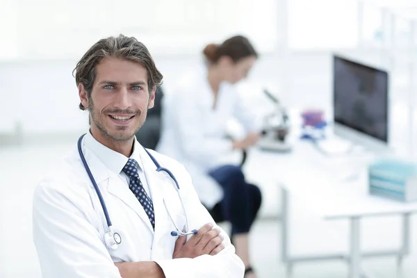 Guapo médico masculino sonriendo con los brazos cruzados en el retrato del pecho —  Fotos de Stock