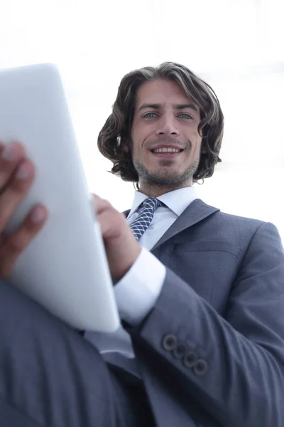 Närbild .businessman arbetar på digitala tablett — Stockfoto