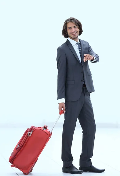 前方を指す旅行かばんを持ったビジネスマン — ストック写真