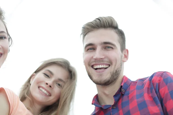 Gros plan de trois jeunes gens souriant sur fond blanc — Photo