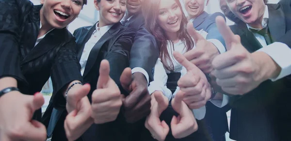 Equipe de negócios multi-étnica feliz com polegares no escritório — Fotografia de Stock