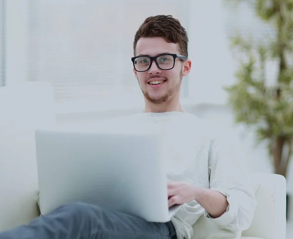 Jonge man met behulp van zijn laptop, close-up — Stockfoto