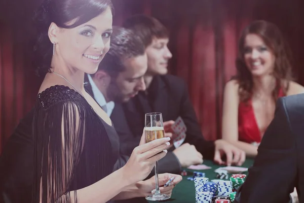 Junge Leute amüsieren sich im Casino — Stockfoto