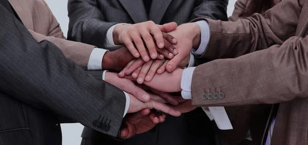 Groep van mensen uit het bedrijfsleven zetten hun handen op de top van elke othe — Stockfoto