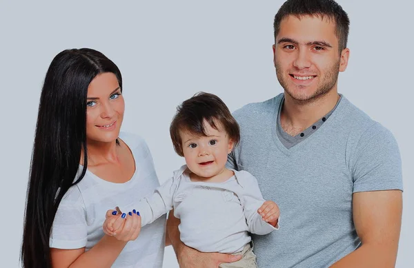 Молода сім'я ізольована на білому — стокове фото