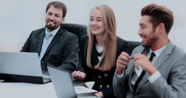 Uomini d'affari. Business team al lavoro sul loro progetto di business — Foto Stock