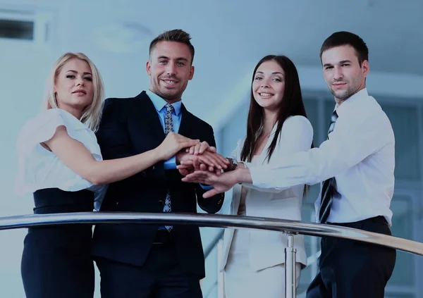 Porträt einer positiven Unternehmensgruppe, die auf der Treppe eines modernen Büros steht — Stockfoto