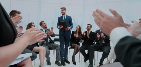 Grupo empresarial cumprimenta líder com palmas e sorrisos — Fotografia de Stock