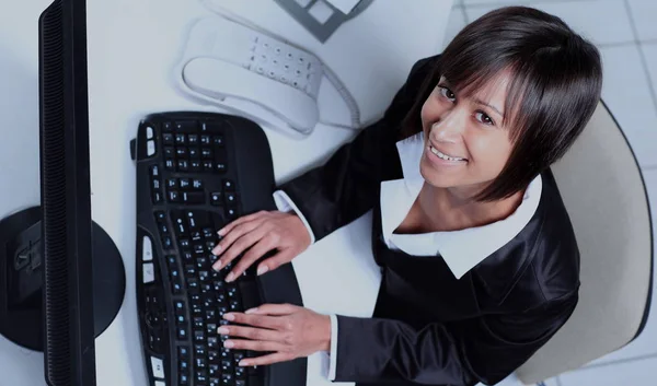 Bovenaanzicht van een gelukkig vrouwelijke zakenman die op laptop werkt. — Stockfoto