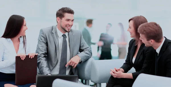 Gente de negocios feliz hablando en la reunión en la oficina —  Fotos de Stock