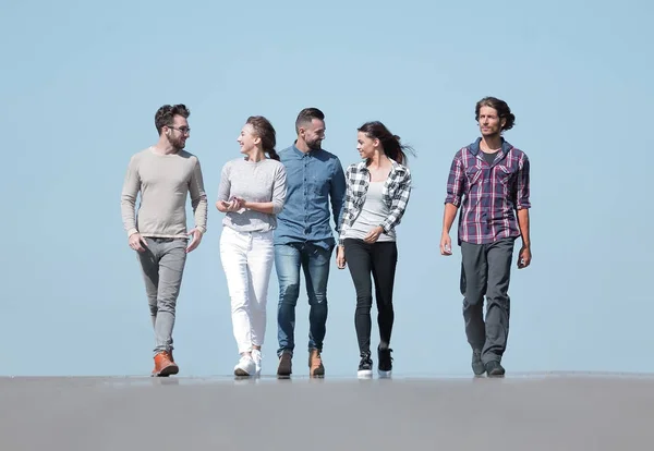 Equipo de jóvenes creativos .al aire libre — Foto de Stock