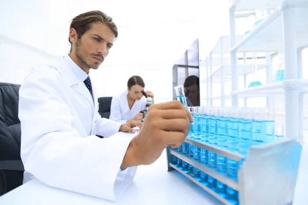 Groep studenten uitgevoerd experiment — Stockfoto