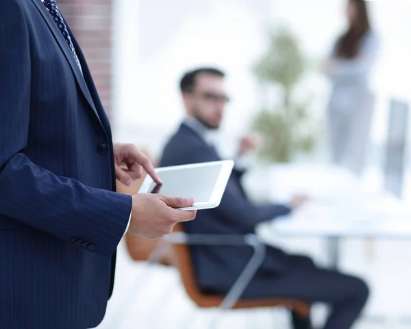 Closeup.businessman trabalhando no computador tablet — Fotografia de Stock