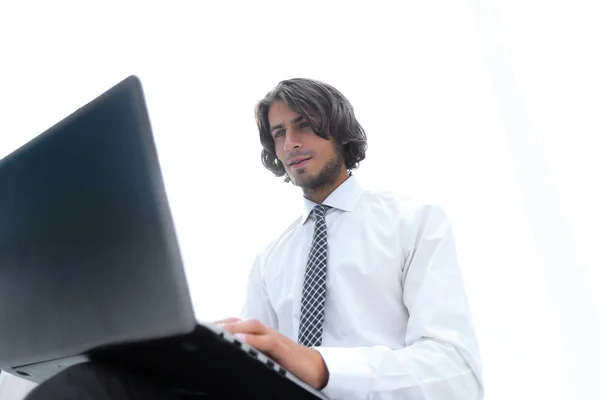 Ein erfolgreicher Mitarbeiter, der mit einem Laptop arbeitet — Stockfoto