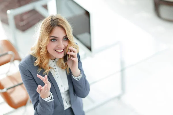 Felice dipendente sta parlando sullo smartphone — Foto Stock