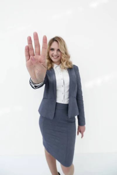 Lächelnde Geschäftsfrau zeigt Stoppschild in die Kamera — Stockfoto