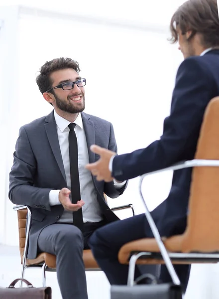 Zwei Geschäftsleute halten Aktentaschen in der Nähe — Stockfoto