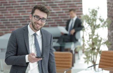 işadamı ile arka plan bulanık Office smartphone