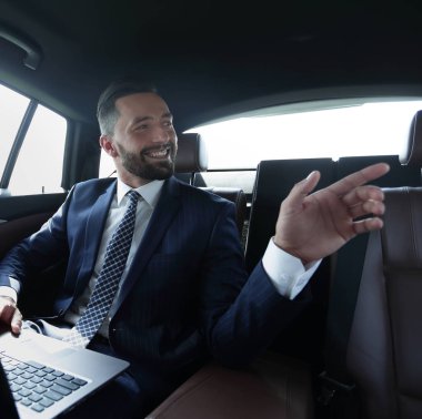 Arabada konuşurken kendinden emin iş adamı