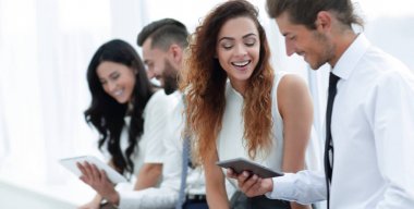 iş arkadaşları ile bir tablet.