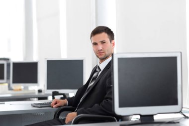 İK Yöneticisi başlamadan önce çalışma gününün modern bir ofiste oturan