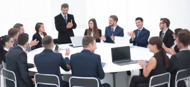 İş adamı müzakerelerde bir öneri üzerine konuşuyor.