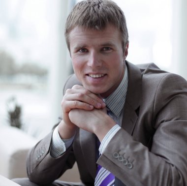 genç yakışıklı ciddi iş adamı portresi kapatmak