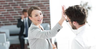 iş arkadaşları onların zafer göstermek için