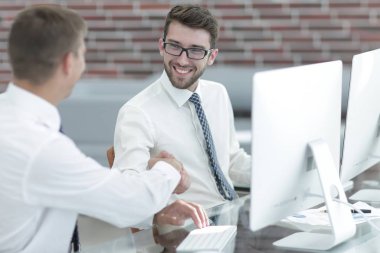 Resepsiyon çalışanları karşılıklı