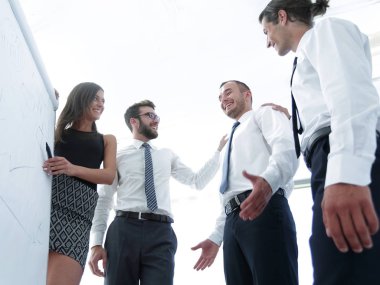 Genç çalışan arkadaşları flipchart fikirlerini olduğunu.