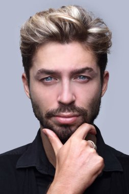 düşünceli işadamı çenesinin altından elini tutarak