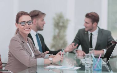 Başarılı iş adamları bir grup. İmporta tartışılması