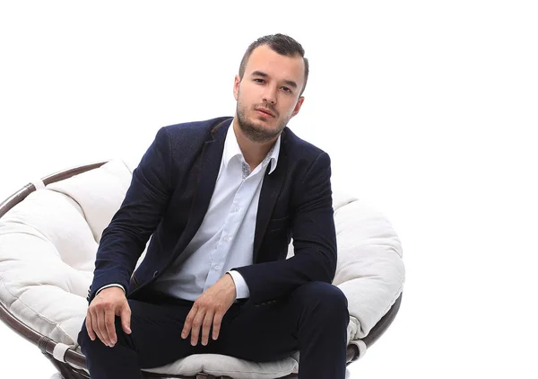 Jeune homme d'affaires assis dans une chaise confortable — Photo