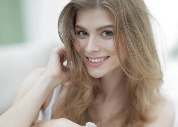 Retrato de cerca de una joven sonriente con maquillaje ligero — Foto de Stock