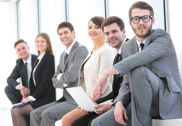 Equipe de negócios sentado no lobby do escritório — Fotografia de Stock