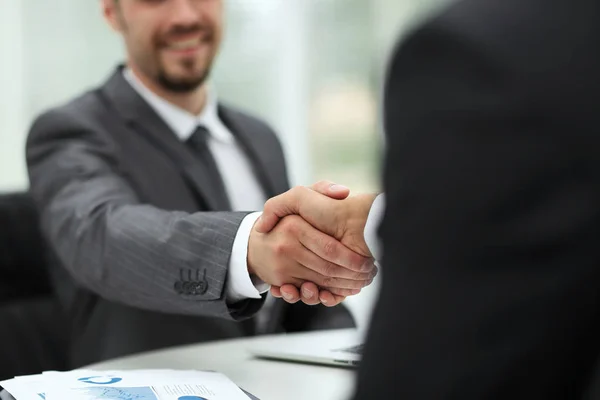 Primer plano .handshake de los socios comerciales por encima del escritorio — Foto de Stock