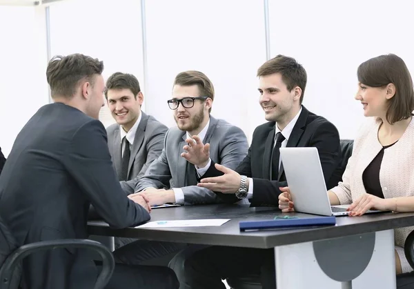 Zakenman uitvoeren van een workshop met business team — Stockfoto