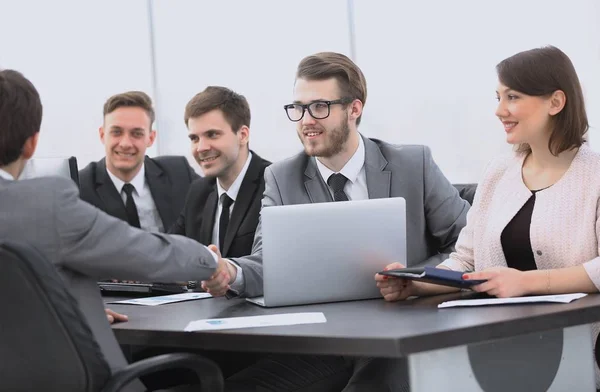 Apretón de manos de un gerente y un cliente en el escritorio — Foto de Stock