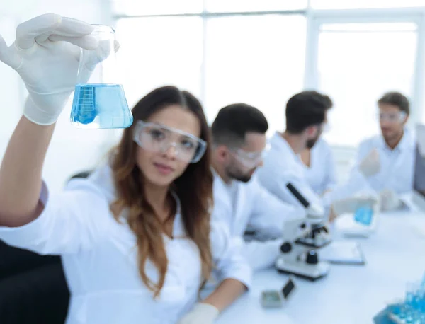 Skupina mladých vědců pracujících v laboratoři. — Stock fotografie