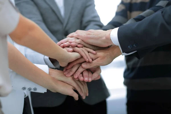 Colegas de negocios con sus manos apiladas juntas — Foto de Stock
